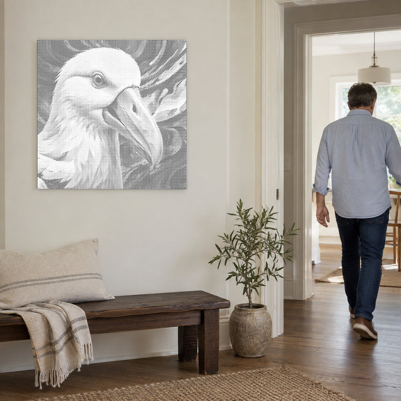 Punktmalerei-Leinwand “Albatros”, an einer hellen Wand, während eine Person durch die Tür geht.