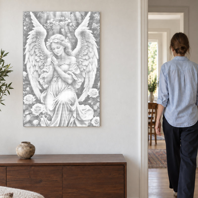 Punktmalerei-Leinwand “Engel mit zarten Rosen”, an einer elfenbeinfarbenen Wand, während eine Person durch die Tür hinausgeht.