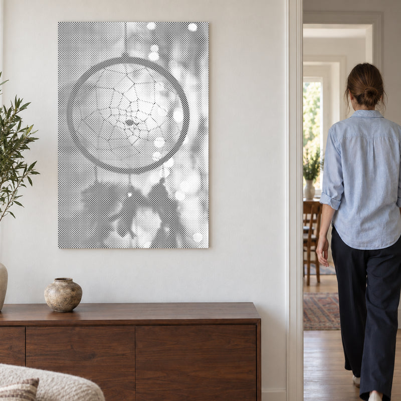 Punktmalerei-Leinwand “Traumfänger”, an einer hellen Wand, während eine Person durch die Tür geht.
