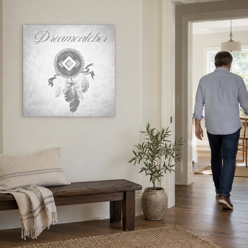 Punktmalerei-Leinwand “Traumfänger mit Federn”, an einer hellen Wand, während eine Person durch die Tür geht.