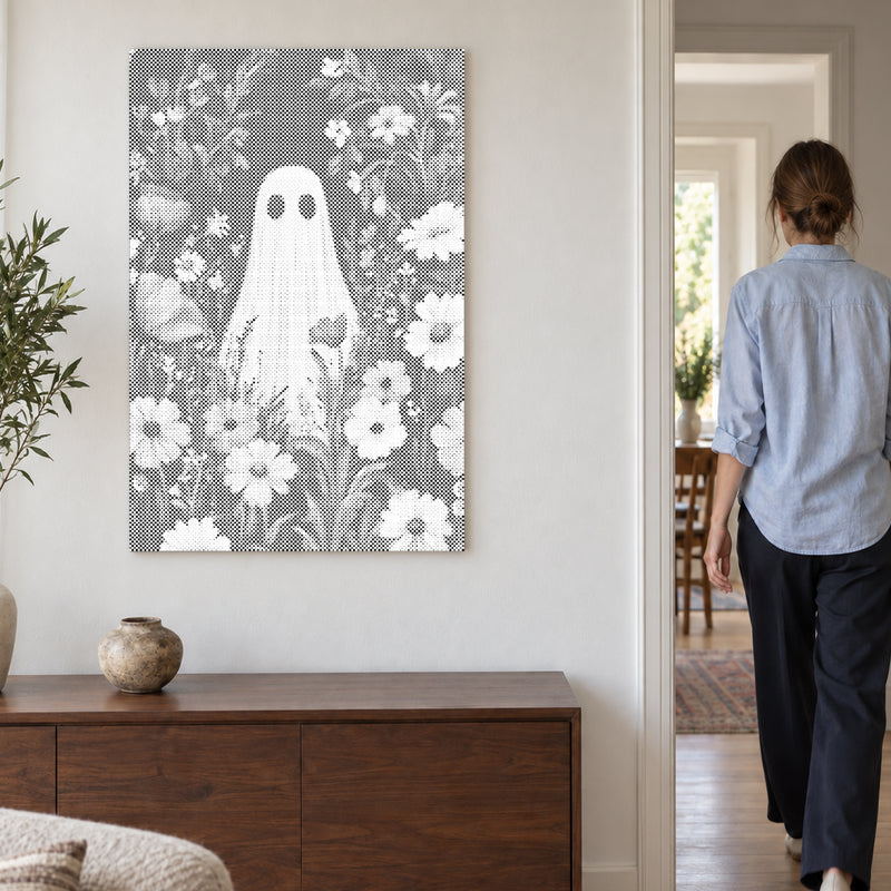 Punktmalerei-Leinwand “Geist im Blumenfeld”, an einer hellen Wand, während eine Person durch die Tür geht.