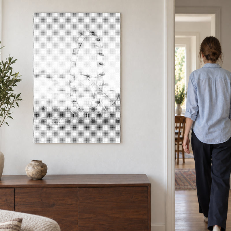 Punktmalerei-Leinwand “London Eye”, an einer hellen Wand, während eine Person durch die Tür geht.