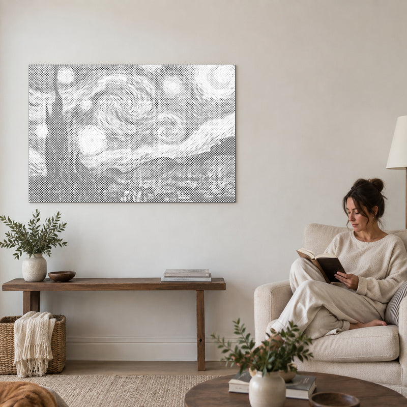 Punktmalerei-Leinwand “Sternennacht – Van Gogh”, an einer Wohnzimmerwand, daneben liest eine Person in einem Sessel.