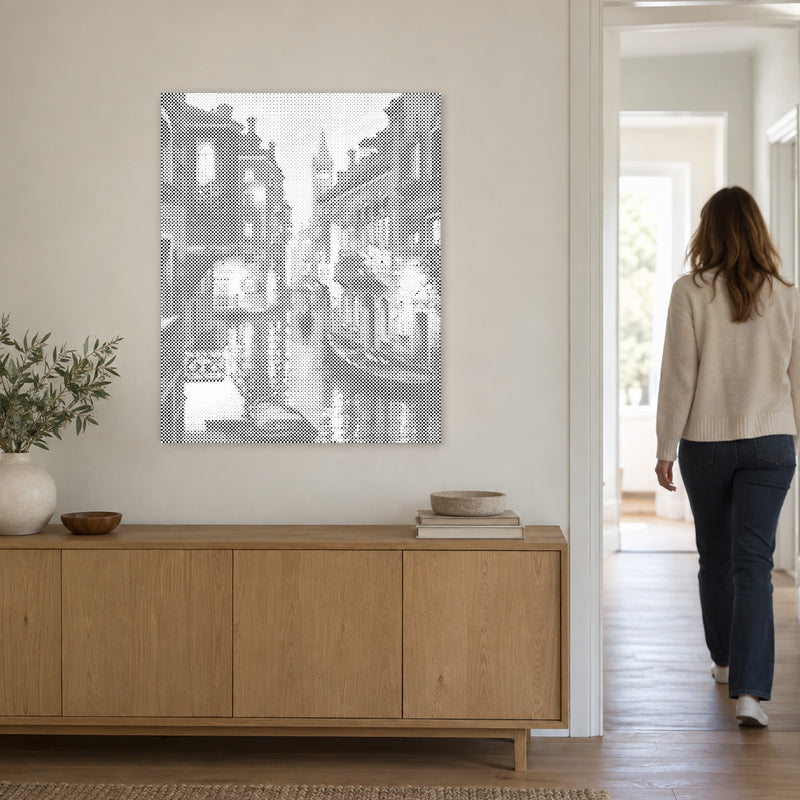 Punktmalerei-Leinwand “Venedig bei Nacht”, an einer hellen Wand, während eine Person durch die Tür geht.