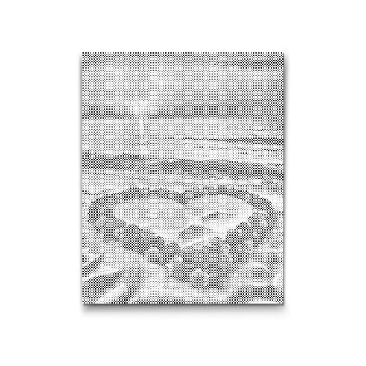 Dot Painting: Blumenherz im Sand am Strand mit Meer im Hintergrund