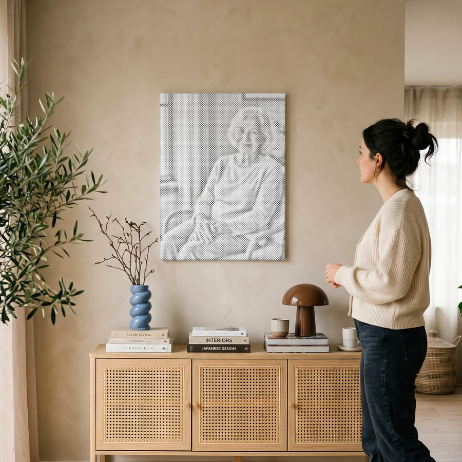 Eine Person setzt Punkte auf eine Paint By Dots-Leinwand in unserem europäischen Studio