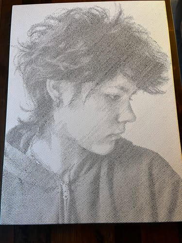 Fertiges Punktmalerei-Porträt von Nadja, 60 × 80 cm in Klassisch Schwarz, zu Hause fotografiert