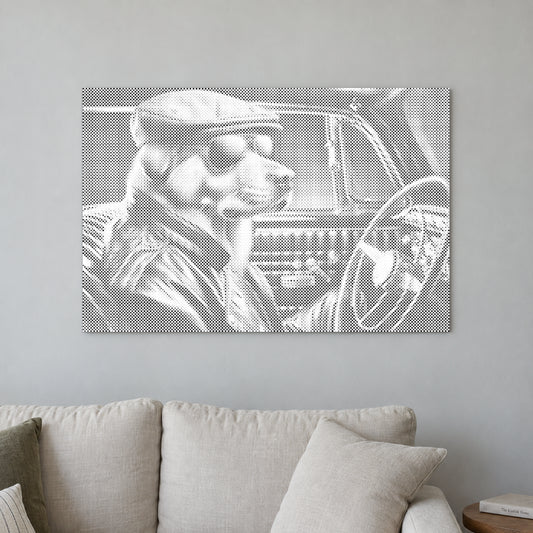 Punktmalerei-Leinwand “Cooler Hund”, an einer hellen Wand in einem Raum mit sanftem Tageslicht.