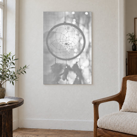 Punktmalerei-Leinwand “Traumfänger”, an einer hellen Wand in einem Raum mit sanftem Tageslicht.
