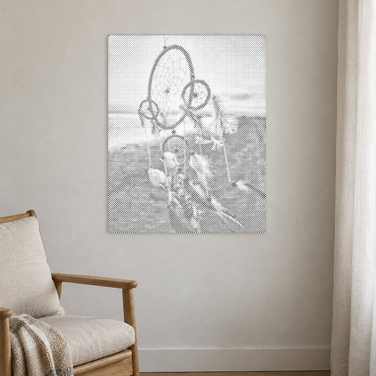 Punktmalerei-Leinwand “Traumfänger im Wind”, an einer hellen Wand in einem Raum mit sanftem Tageslicht.