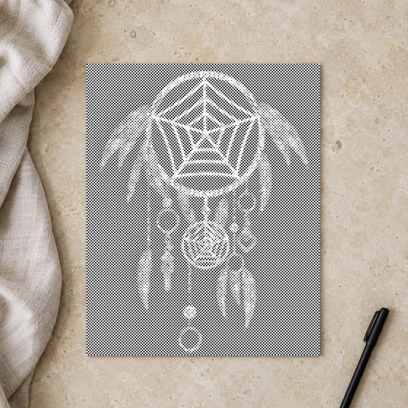 Punktmalerei-Leinwand “Traumfänger Dream Catcher”, von oben auf einem Arbeitstisch bei sanftem Tageslicht.