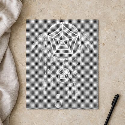 Punktmalerei-Leinwand “Traumfänger Dream Catcher”, von oben auf einem Arbeitstisch bei sanftem Tageslicht.