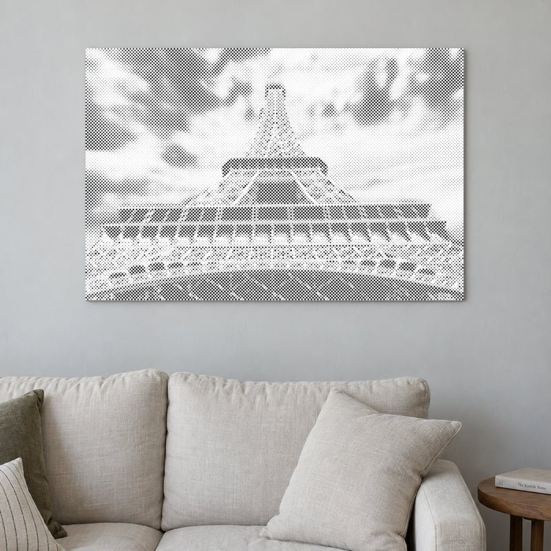 Punktmalerei-Leinwand “Eiffelturm”, an einer hellen Wand in einem Raum mit sanftem Tageslicht.