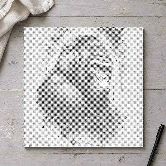 Punktmalerei-Leinwand “Gorilla mit Kopfhörern”, von oben auf einem Arbeitstisch bei sanftem Tageslicht.