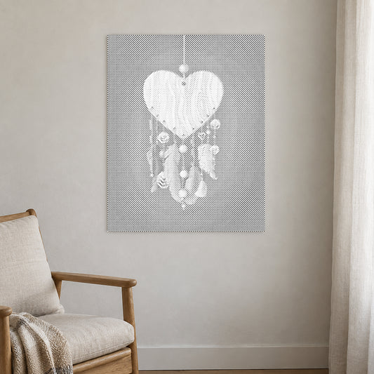 Punktmalerei-Leinwand “Herzförmiger Traumfänger”, an einer hellen Wand in einem Raum mit sanftem Tageslicht.
