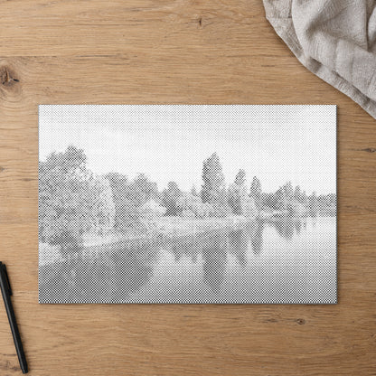 Punktmalerei-Leinwand “Hyde Park London”, von oben auf einem Arbeitstisch bei sanftem Tageslicht.