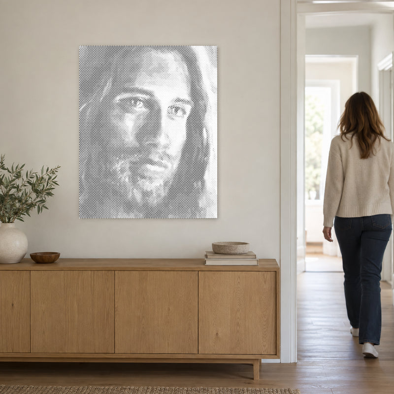 Punktmalerei-Leinwand “Jesus Christus”, an einer hellen Wand, während eine Person durch die Tür geht.