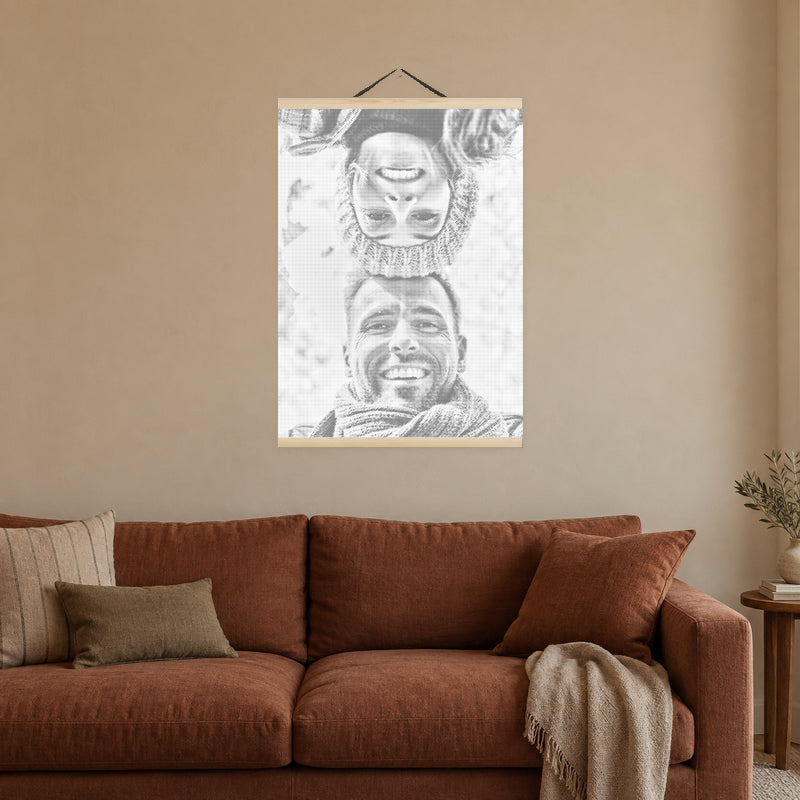 Magnetischer Rahmen für Punktmalerei, an einer warmen, lehmfarbenen Wand über einem rostfarbenen Sofa.