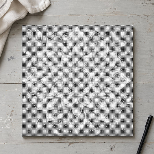Punktmalerei-Leinwand “Moderne Mandala Wandkunst”, von oben auf einem Arbeitstisch bei sanftem Tageslicht.