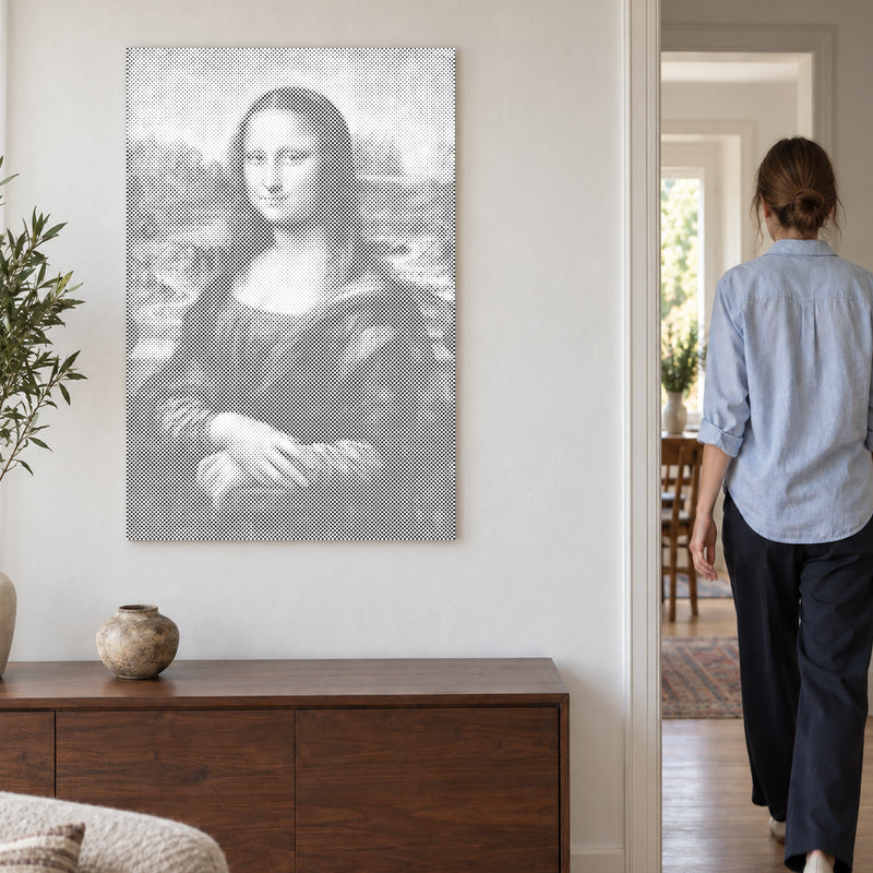 Punktmalerei-Leinwand “Mona Lisa von Leonardo da Vinci”, an einer hellen Wand, während eine Person durch die Tür geht.