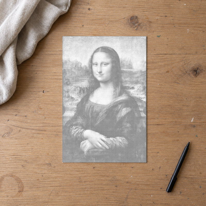 Punktmalerei-Leinwand “Mona Lisa von Leonardo da Vinci”, von oben auf einem Arbeitstisch bei sanftem Tageslicht.