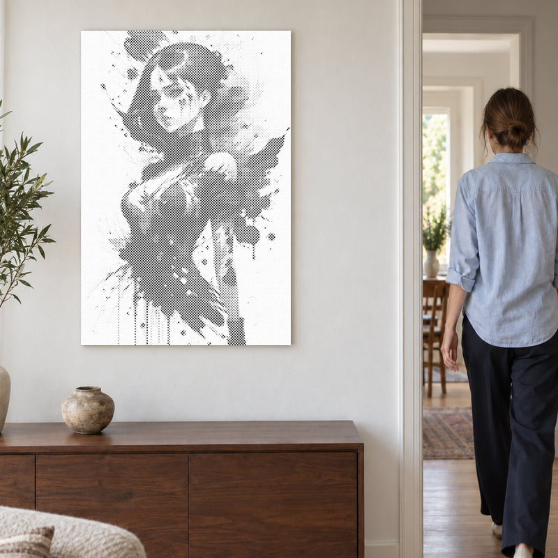 Punktmalerei-Leinwand “Provokative Frau”, an einer hellen Wand, während eine Person durch die Tür geht.