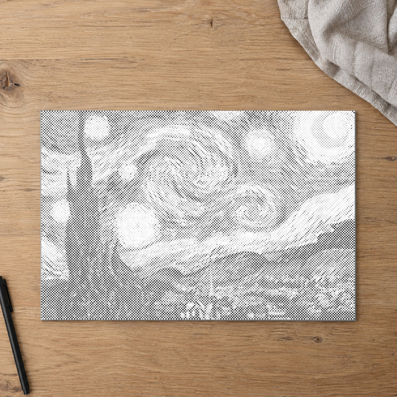 Punktmalerei-Leinwand “Sternennacht – Van Gogh”, von oben auf einem Arbeitstisch bei sanftem Tageslicht.