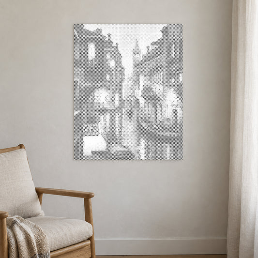 Punktmalerei-Leinwand “Venedig bei Nacht”, an einer hellen Wand in einem Raum mit sanftem Tageslicht.